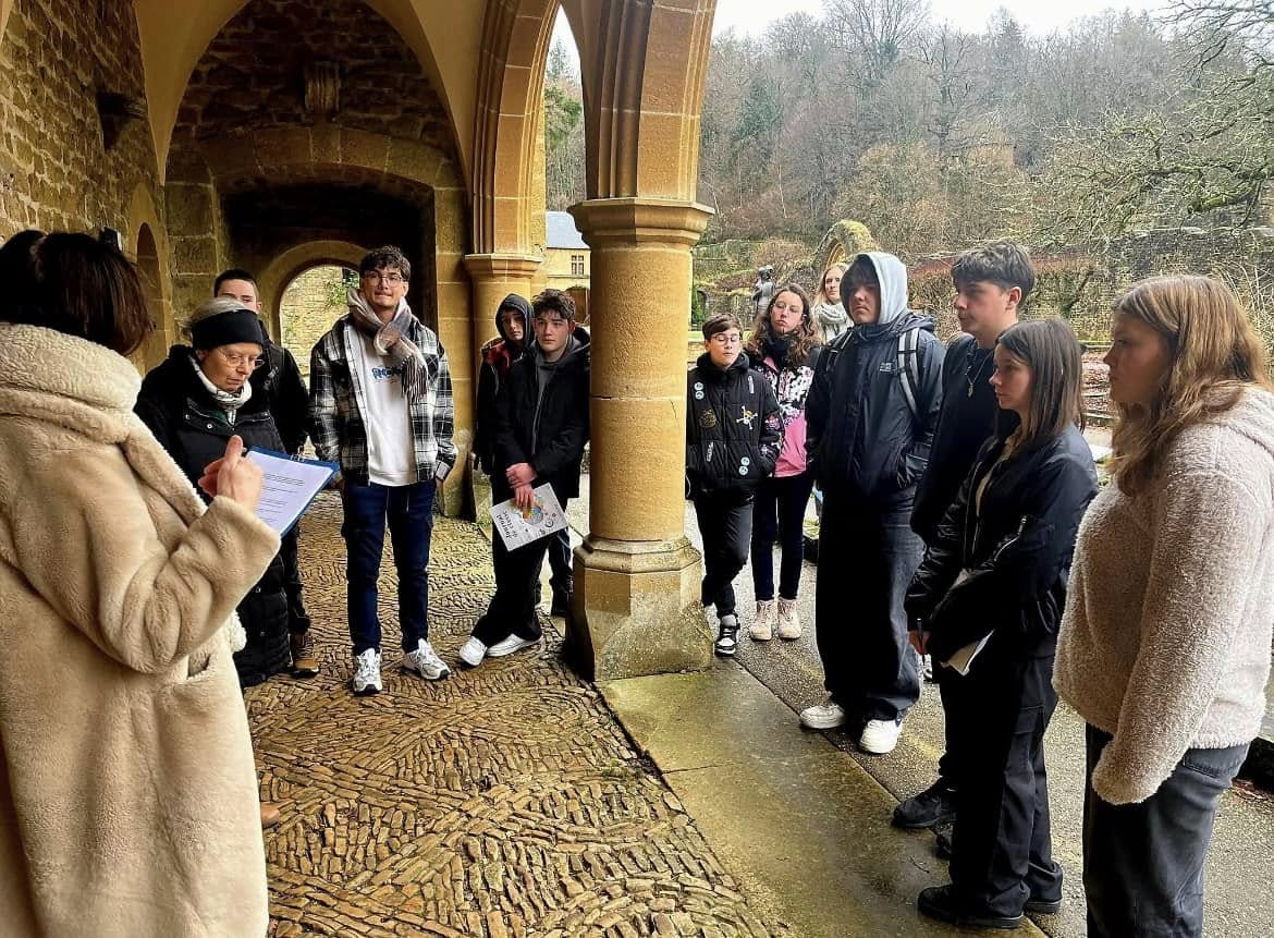 Des jeunes et des plantes